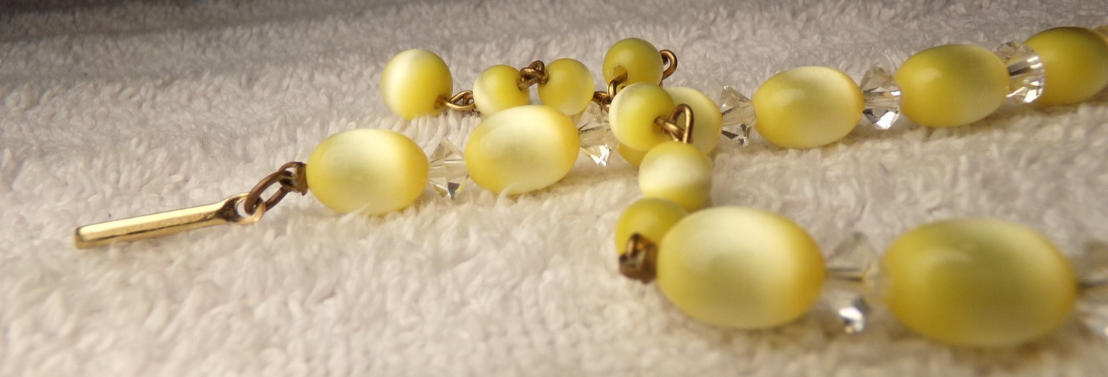 VTG 1940 SOFT YELLOW INTENSE MOONGLOW CATEYE ACRYLIC CRYSTAL CHOKER NECKLACE 16″