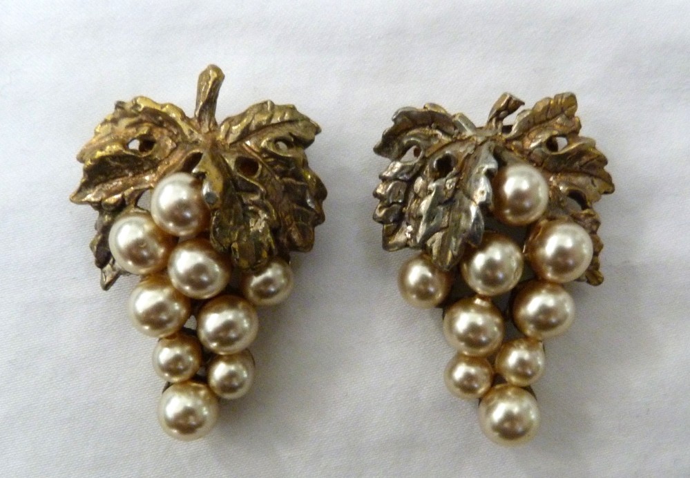 ANTIQUE VINTAGE 1930-1940s LUSTROUS FAUX PEARLS GRAPES LEAVES FUR CLIP PINS PAIR