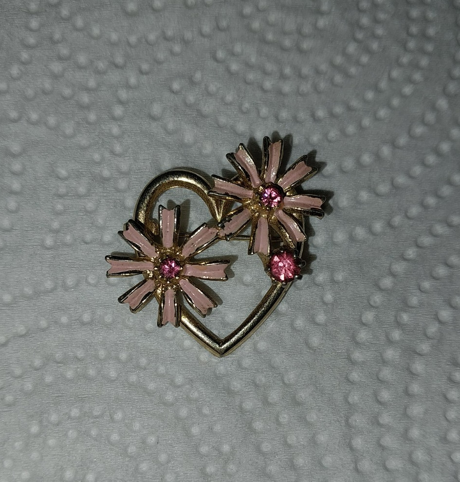 VINTAGE HEART SHAPED BROOCH WITH PINK ENAMEL FLOWERS AND PINK RHINESTONES