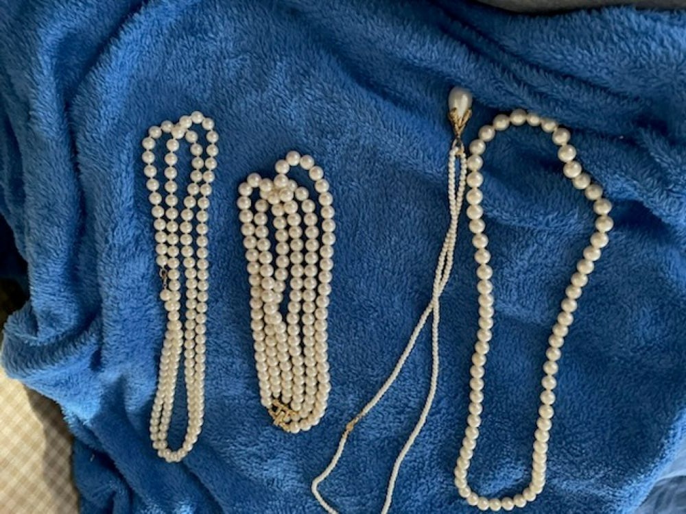 Lot 4 pieces Jewelry Unbranded + Avon Costume Pearl Necklaces–strands drops