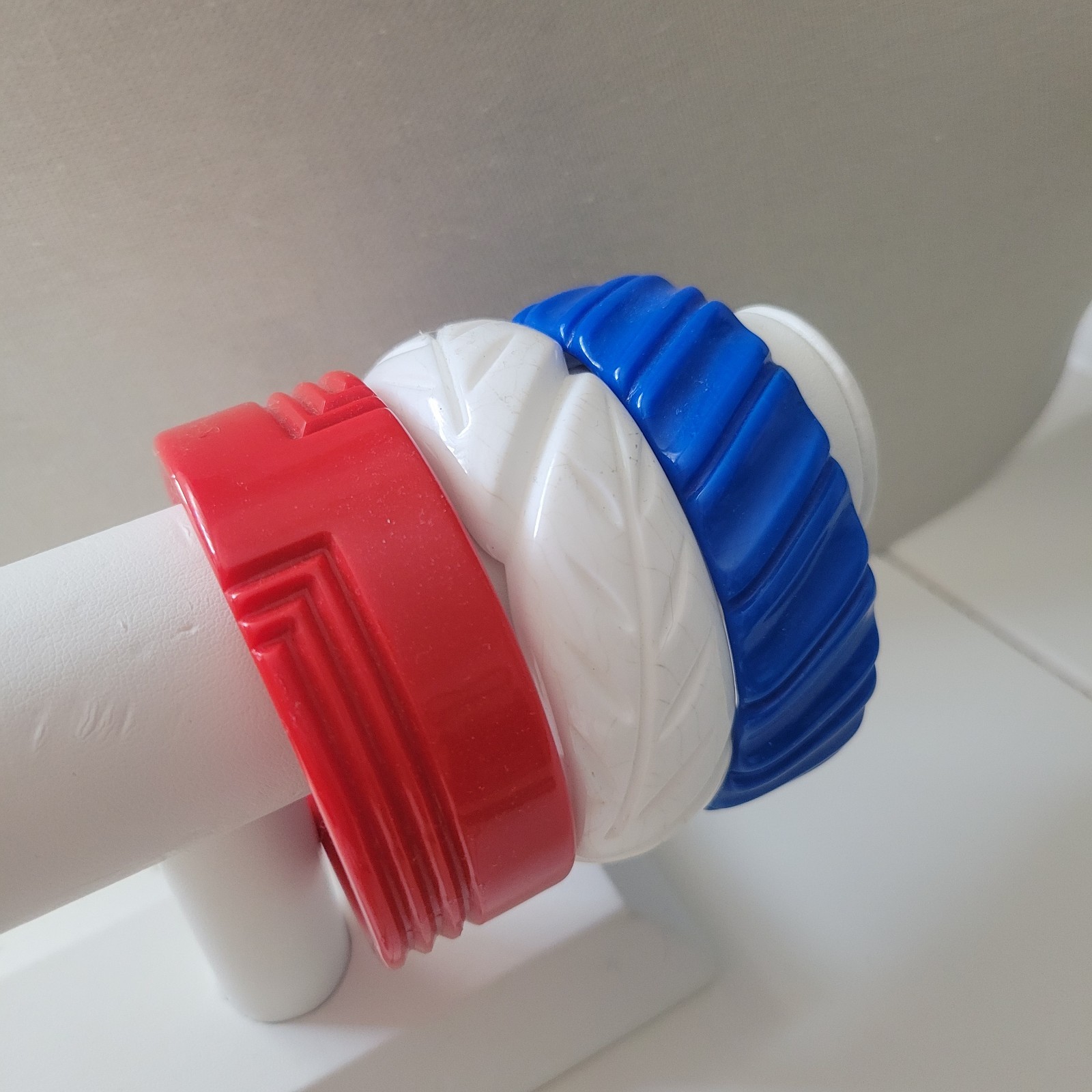 Vintage Red White & Blue Carved Lucite Wide Bangle Bracelets Patriotic Set of 3
