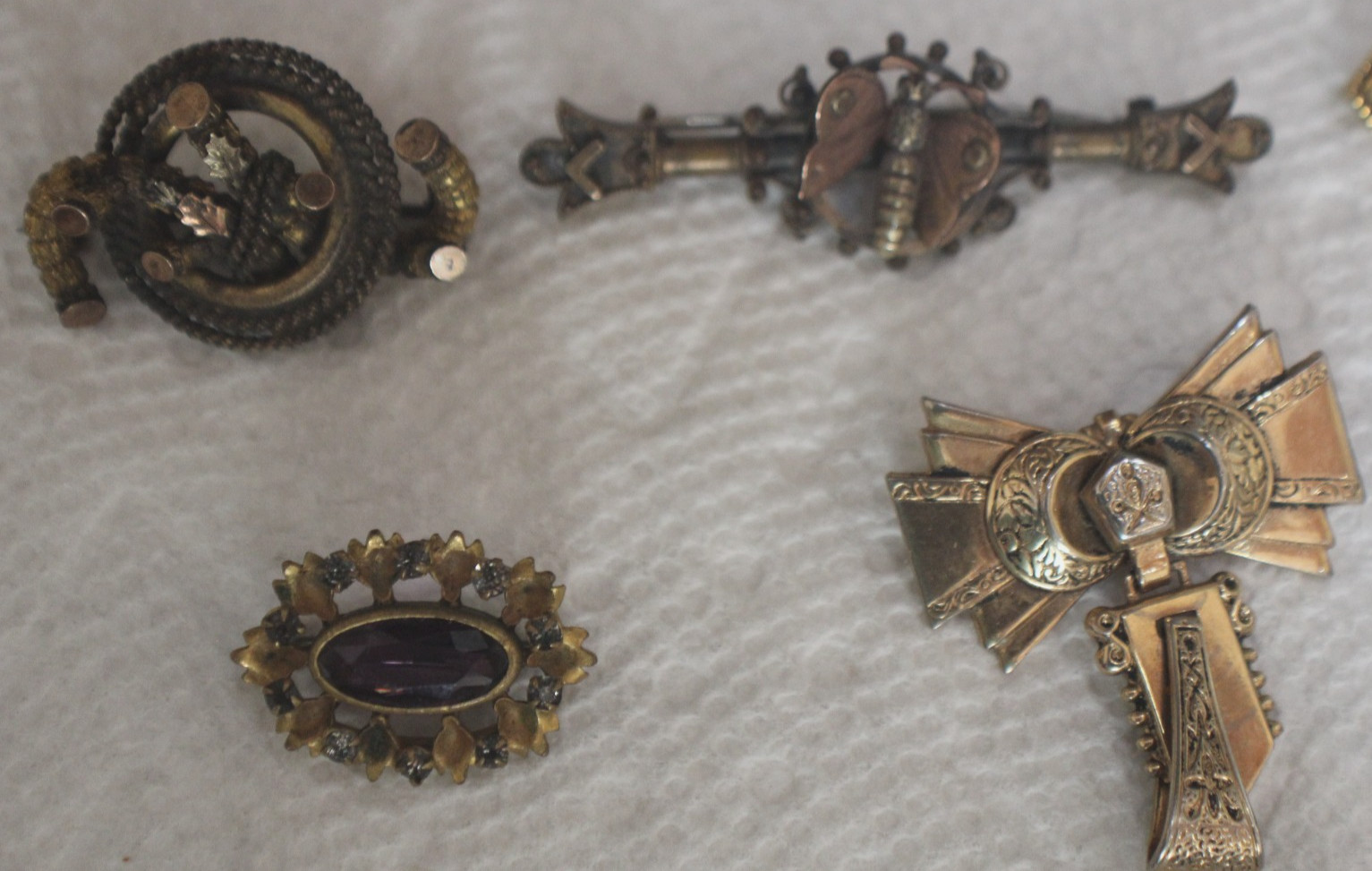 19 Antique/Vintage Different Styles Pin Brooches Lot