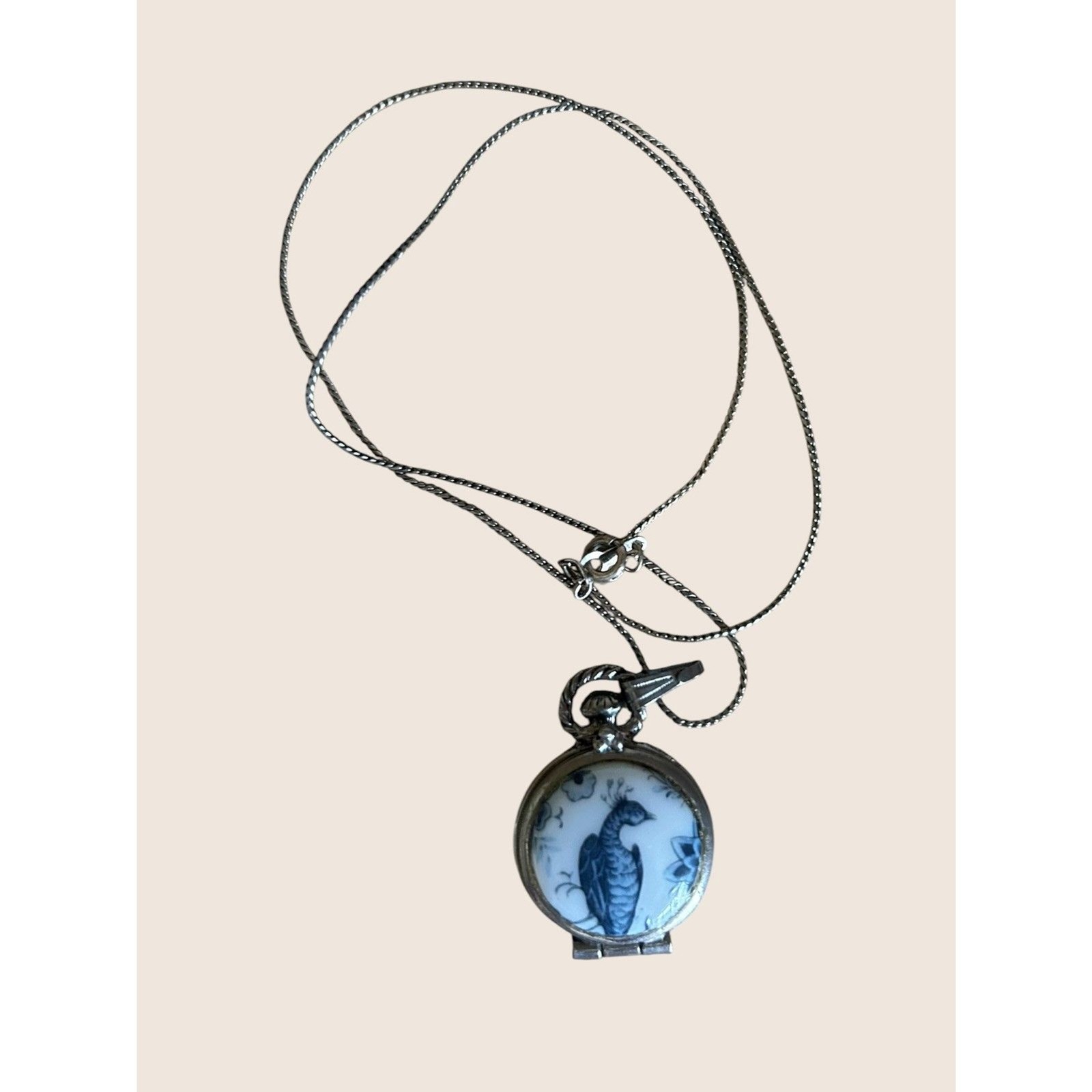 🦚 VTG SIGNED GOLDETTE BLUE WHITE TOILE PORCELAIN PEACOCK LOCKET & 18K GF CHAIN