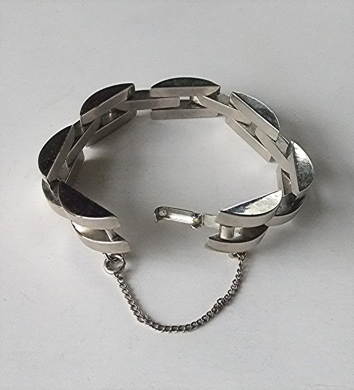 VINTAGE 1970’s BRIGHT CHROME PLATED CHUNKY GATE LINK BRACELET WITH SAFETY CHAIN