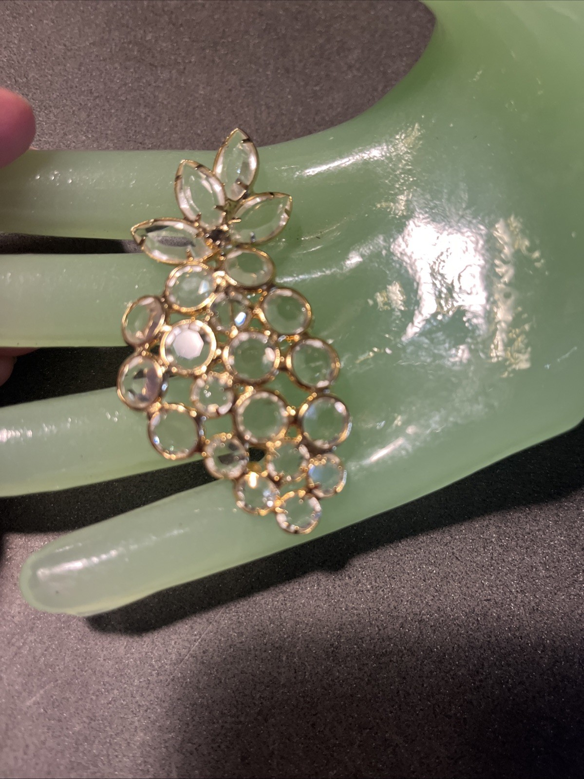 FABULOUS VINTAGE SEE THRU CRYSTALS BUNCH OF GRAPES PIN BROOCH GOLD TONE Prongset