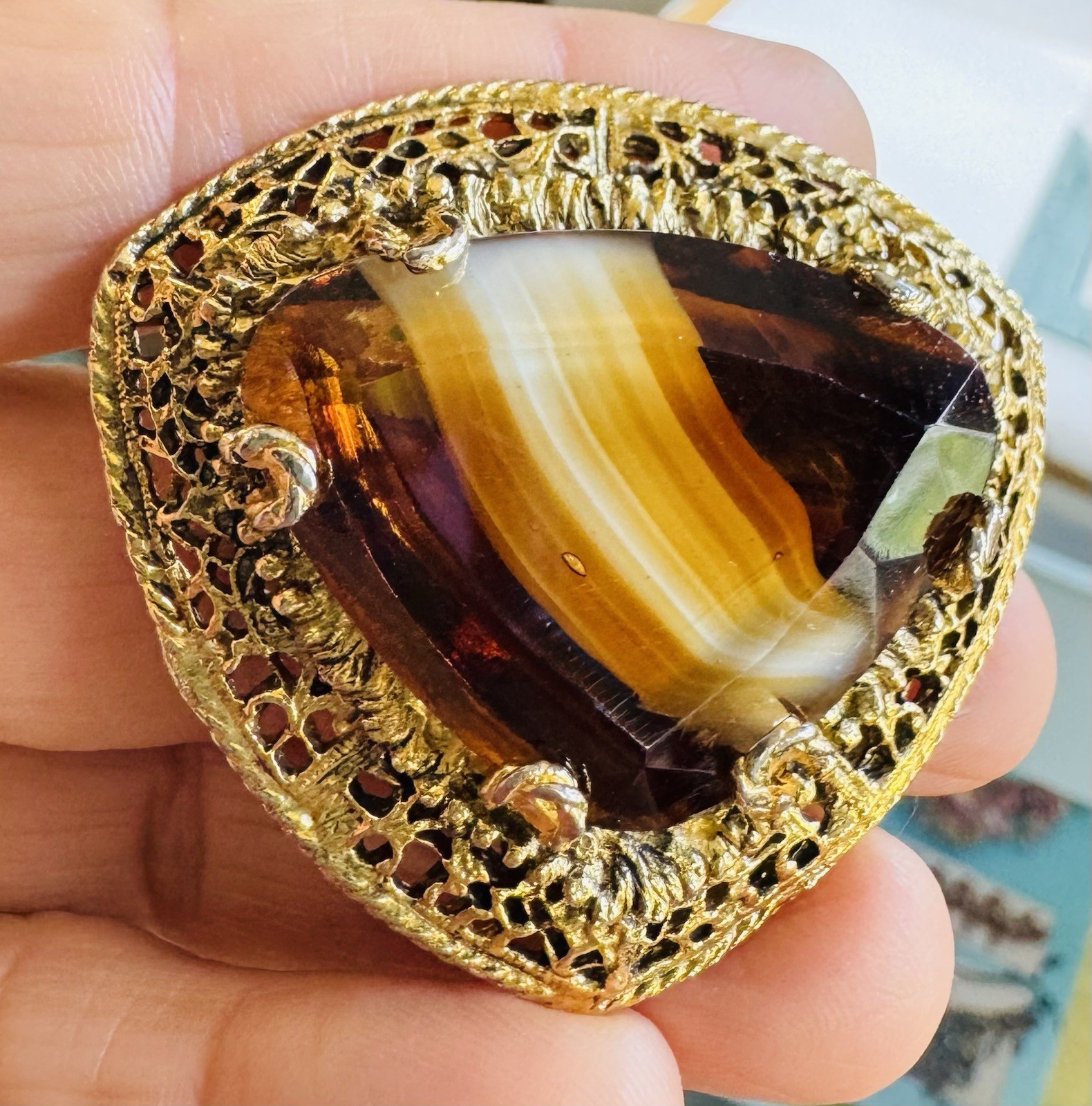 Vintage Gold Tone Filigree Slag Porphyry Agate Art Glass Brooch Pin