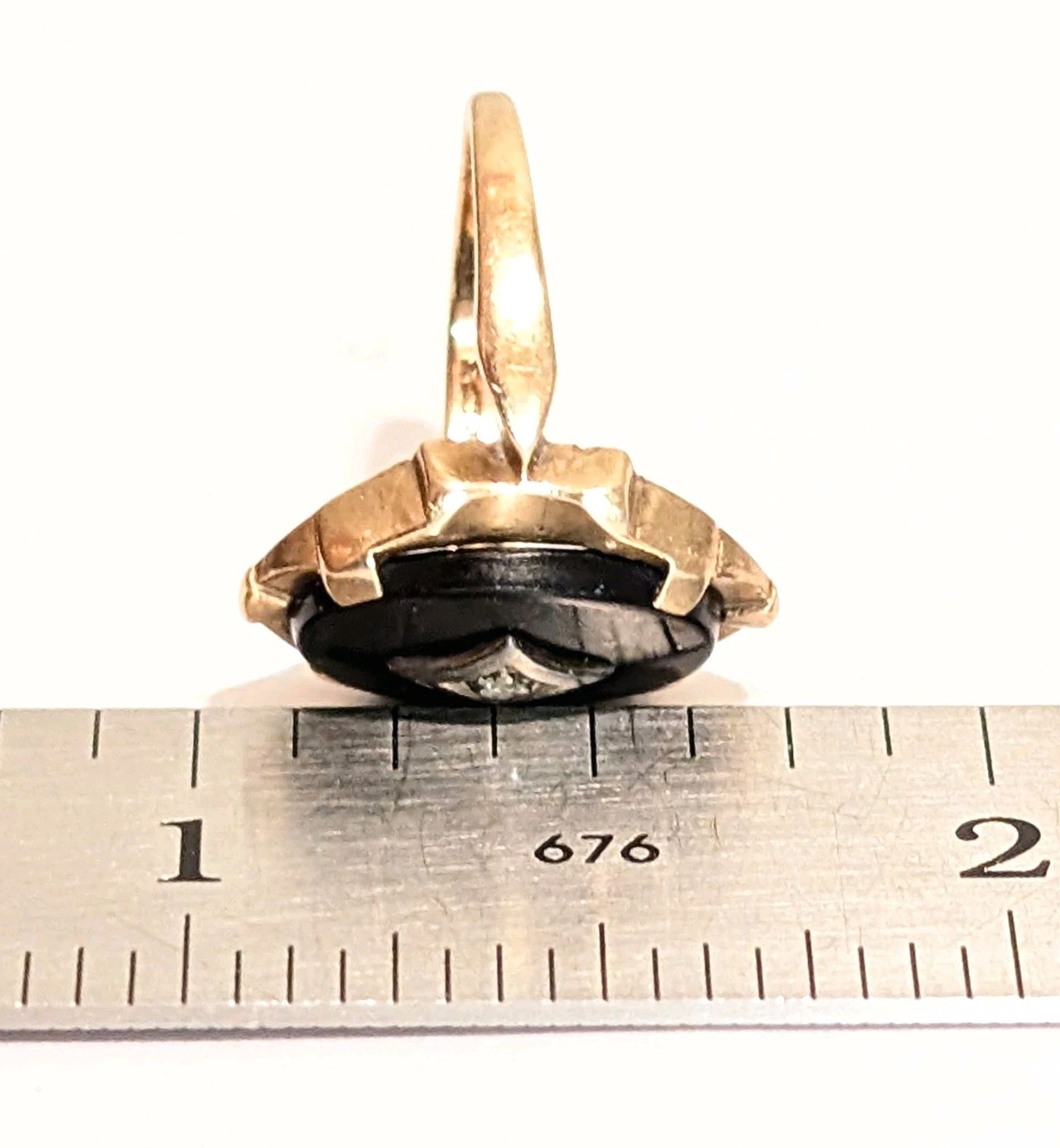 Vintage 10k Gold Black Onyx Ring W/ Diamond Chip Center 2.7g Size 5.25 – 5.5