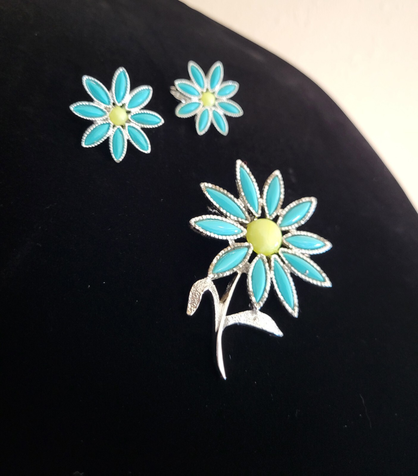 Vtg Sarah Coventry 1971 “DAISY TIME” Silver Tone Brooch Pin Clip-on Earrings Set