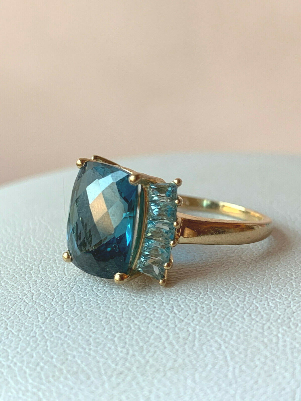 VINTAGE 14K GOLD FACETED DEEP TEAL LONDON BLUE AND LIGHT SWISS BLUE TOPAZ RING