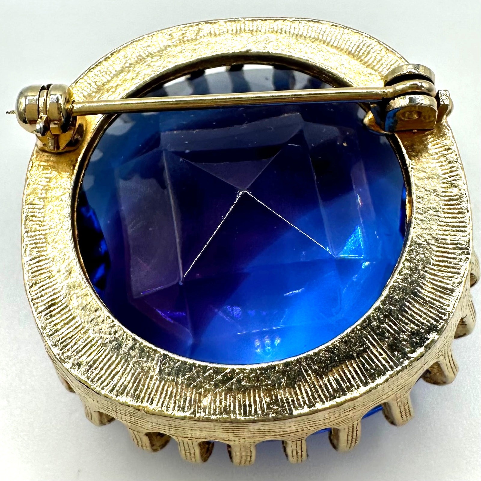 Vintage gold tone cushion cut massive blue glass rhinestone brooch pin