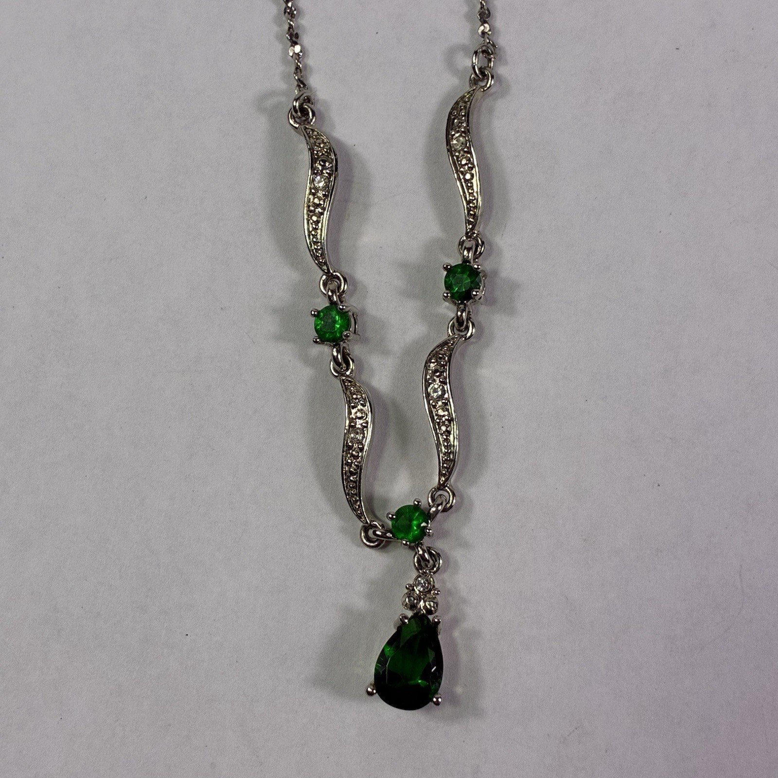 Avon 2006 May Birthstone Gift Set Faux Emerald Stone Necklace & Earrings