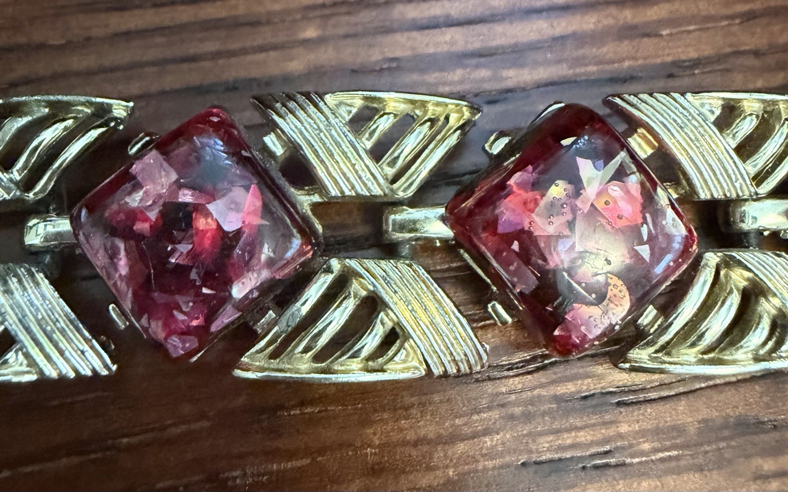 Vintage Gold Tone Coro Confetti Red Lucite 7″ link Bracelet