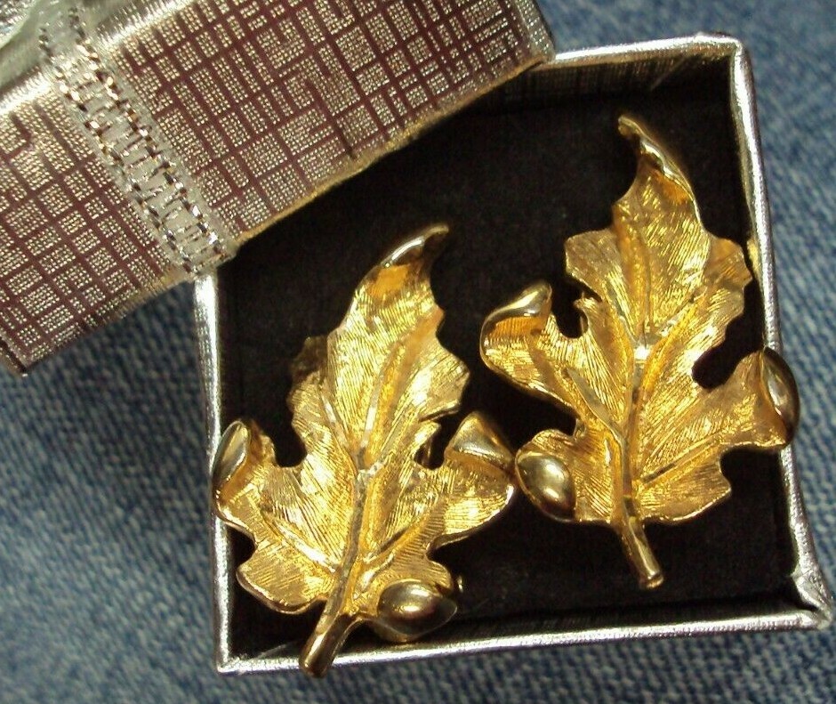 Vtg Estate Jewelry ~ Goldtone CURLED EDGE LEAF Design Clip On Earrings