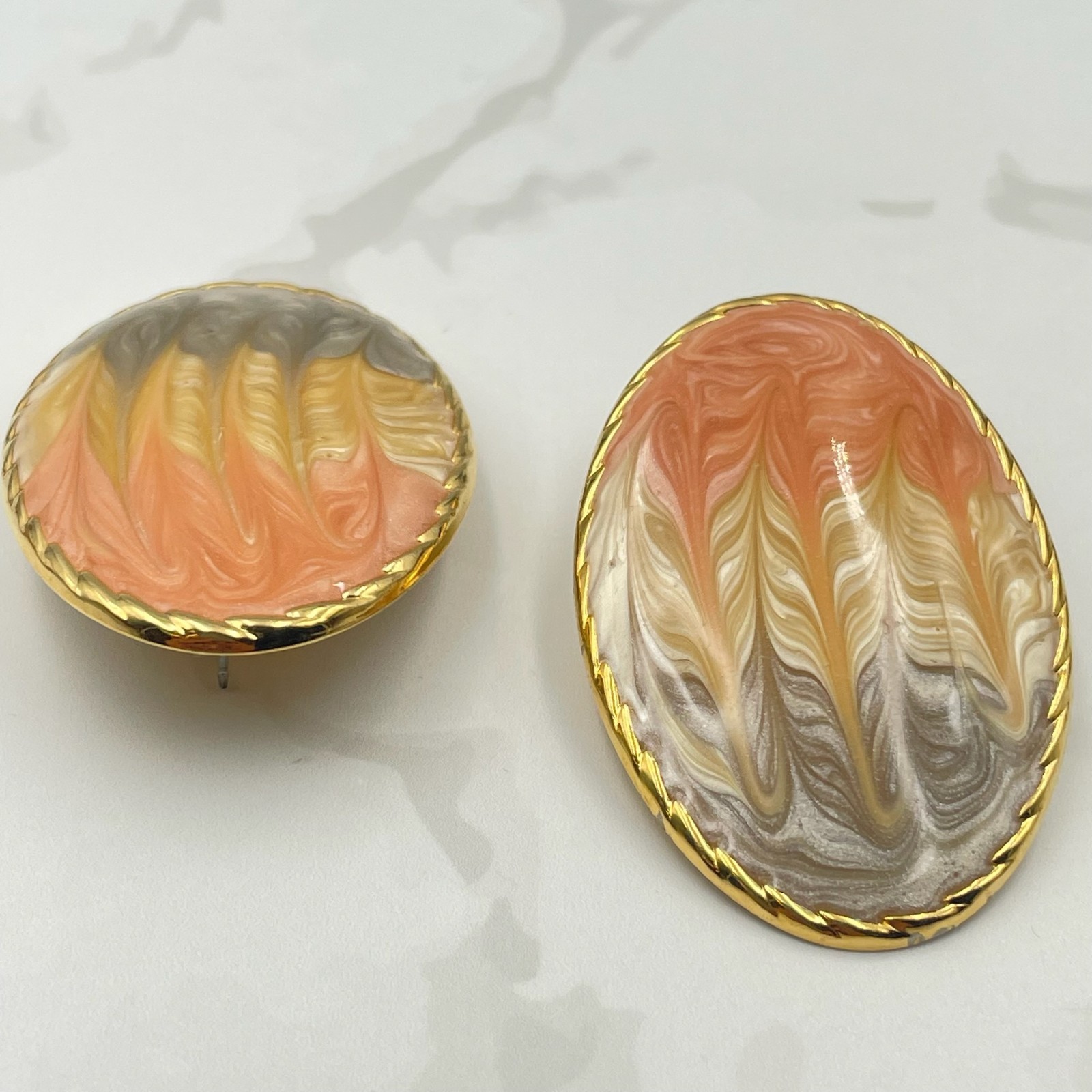 Vintage VTG Swirl Enamel Gold Tone Clip-On Earrings Peach Brown Cream Oval