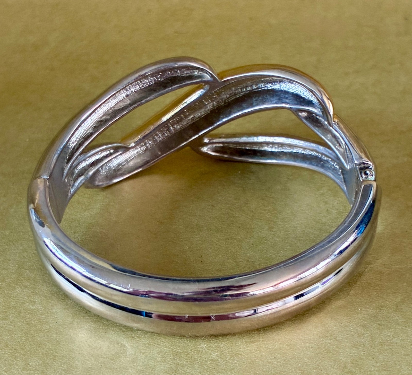Vintage Modernist Gold & Silver Tone Hinged Bangle Bracelet Open Metal Swirl 8″