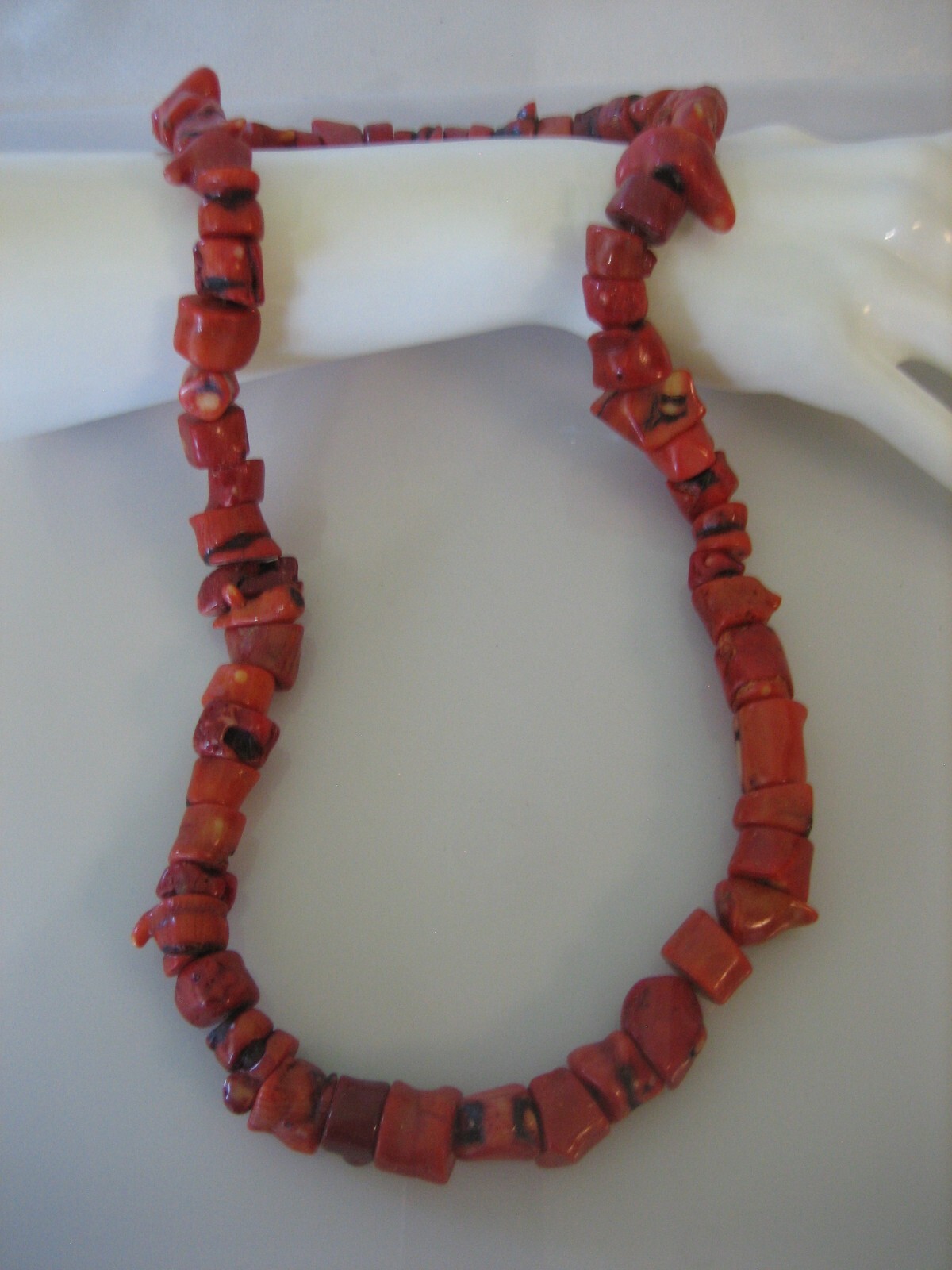 VINTAGE RED SPONGE CORAL SINGLE STRAND NECKLACE 243 GRAMS