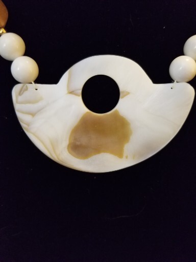 Vtg 60s Cream & Faux Wood Lucite Bead Real Shell Pendant Necklace 16 Inches