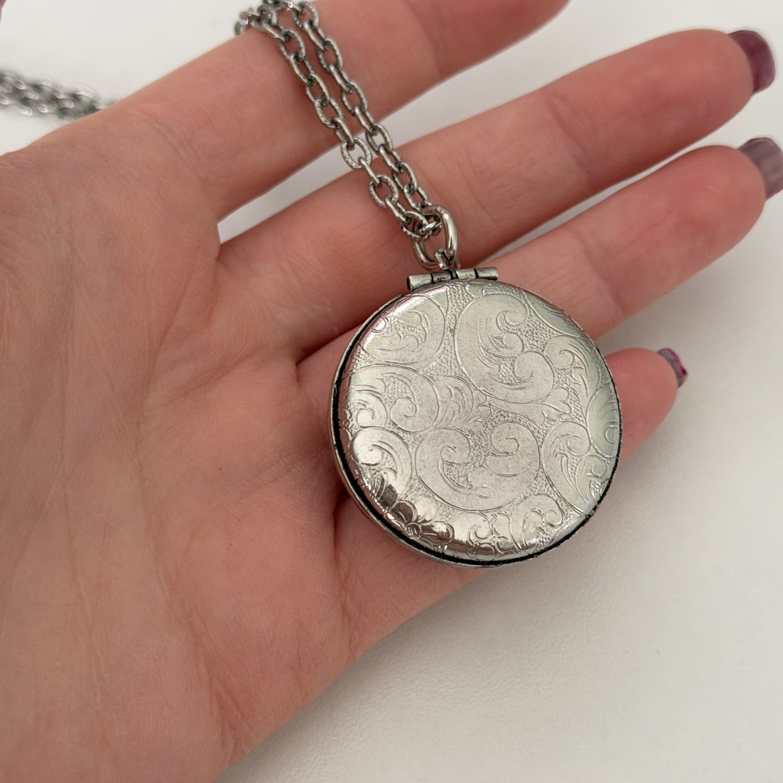 Vintage Round Silver Tone Puffy Locket Etched Scroll Pendant Chain Necklace 25″