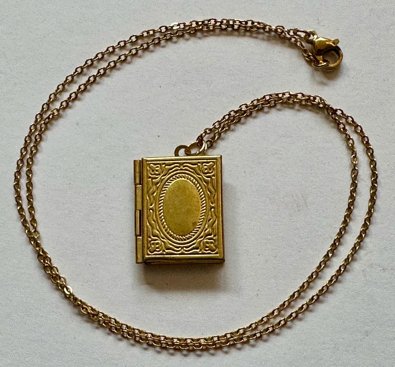 VINTAGE STYLE BOOK LOCKET BOOKLET GOLD TONE METAL PENDANT 1″ NECKLACE 20″ GP