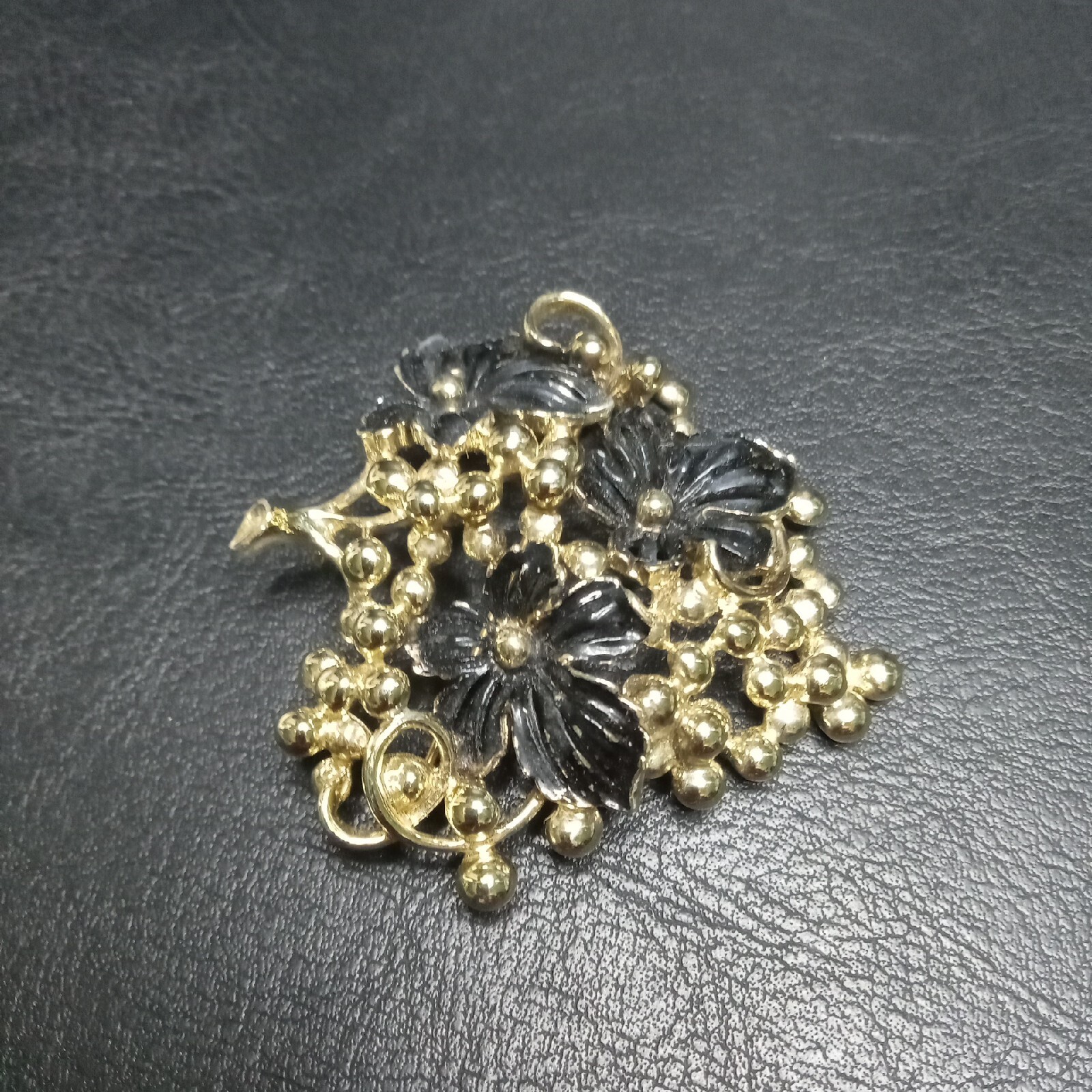 Vintage SARAH COVENTRY Bunch Of Grapes Black Enamel Leaf Brooch. 8496