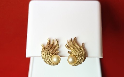Vintage Classic KRAMER Faux Pearl Gold Tone Swirl Spray 1″ Clip Earrings