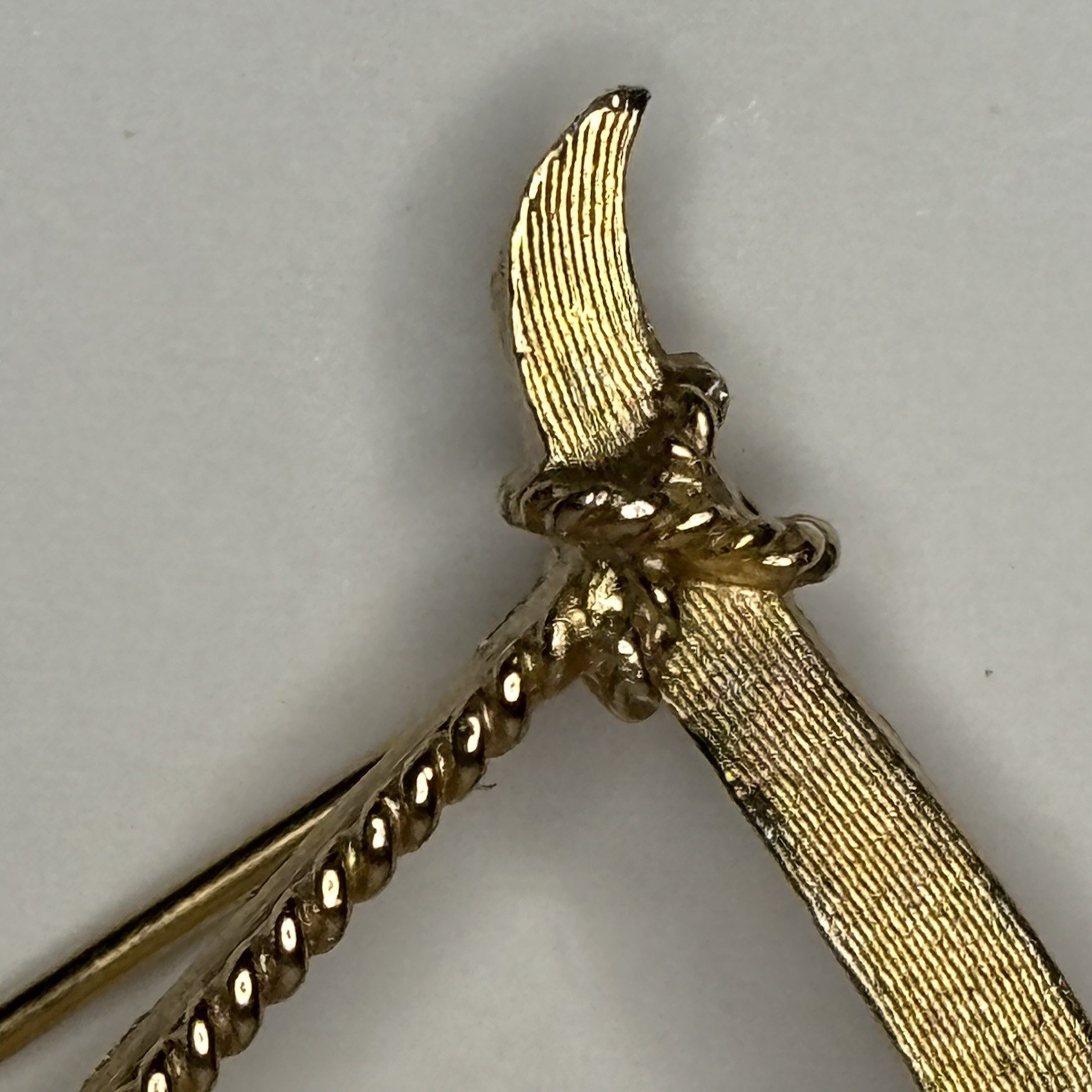 Crown Trifari Signed Vintage Textured Gold Tone Bow & Arrow Brooch Pin