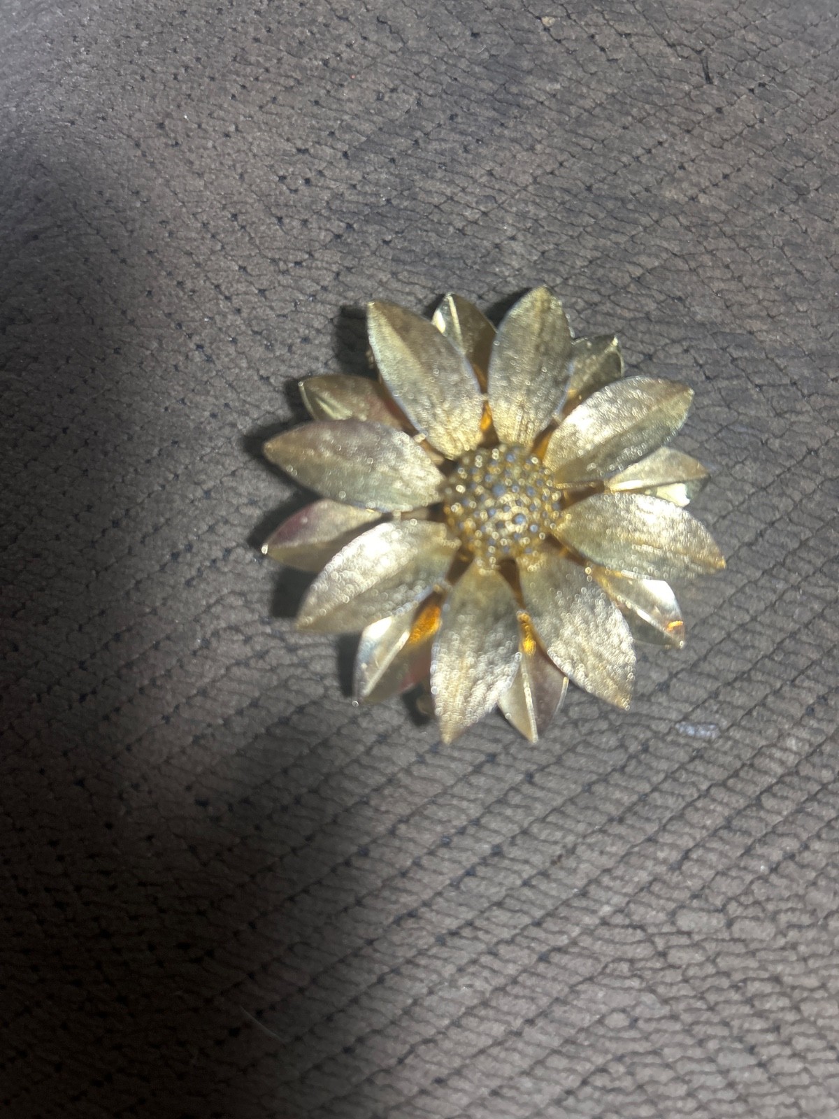 Vtg Sarah Coventry Gold Tone Layered Flower Brooch Daisy Sunflower Textured Pin