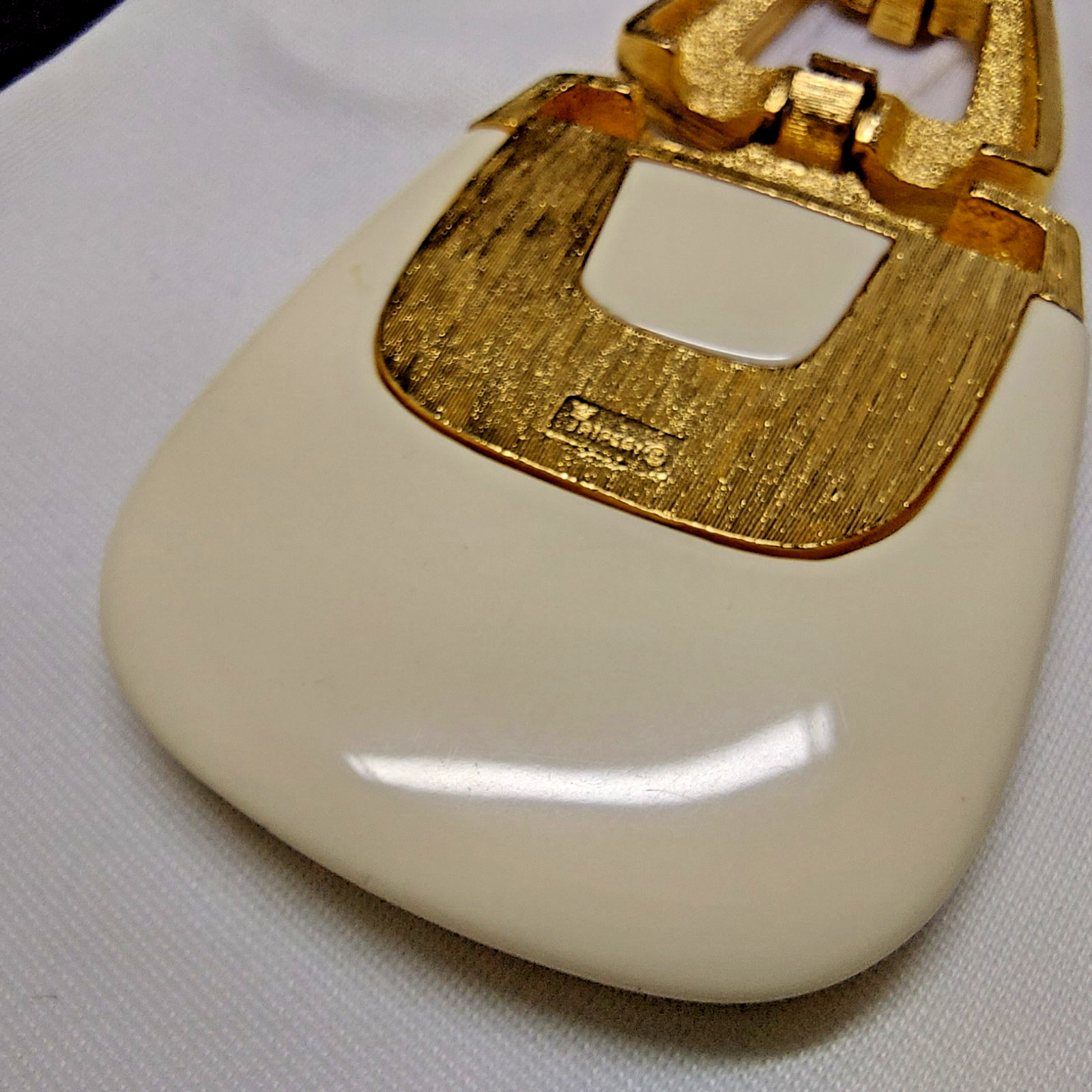 Crown Trifari Ivory Cream Lucite Gold Tone Pendant Necklace Vintage Signed