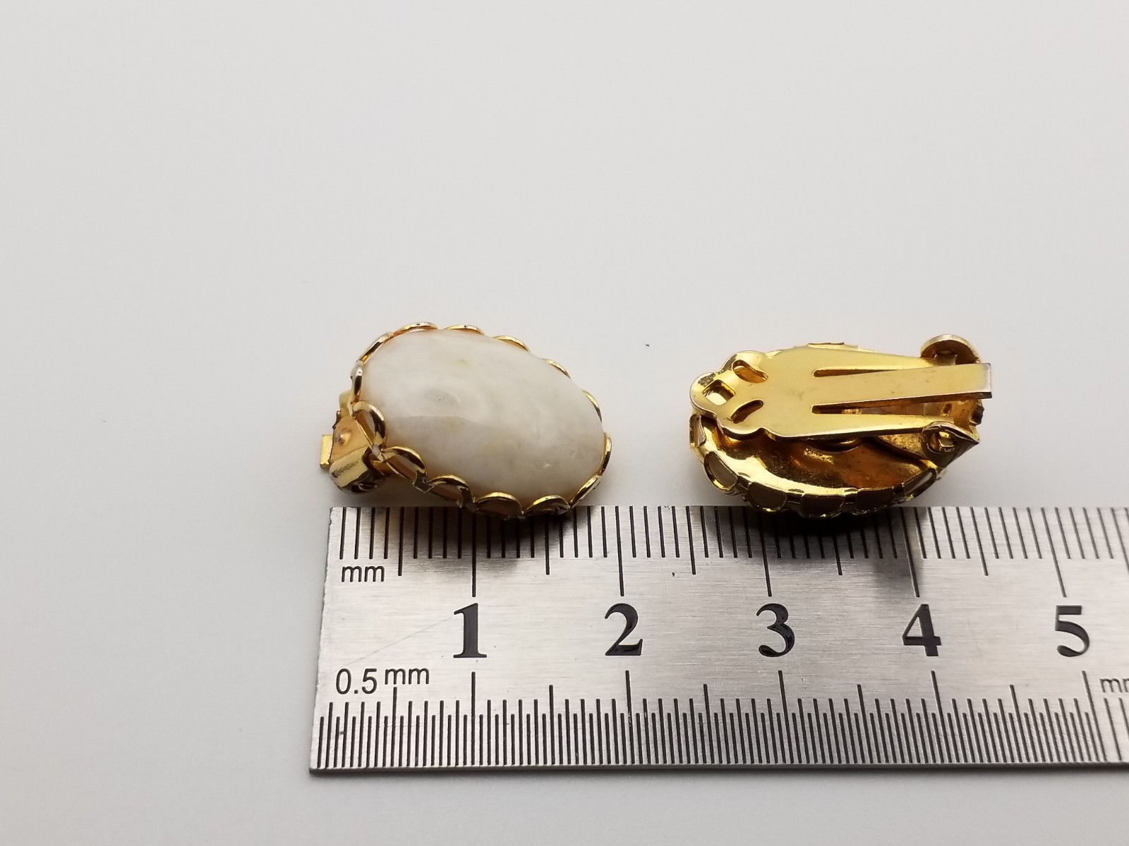 Vintage Clip-On Earrings Real Stones! Oval White Mineral Gold Tone Metal Agate?