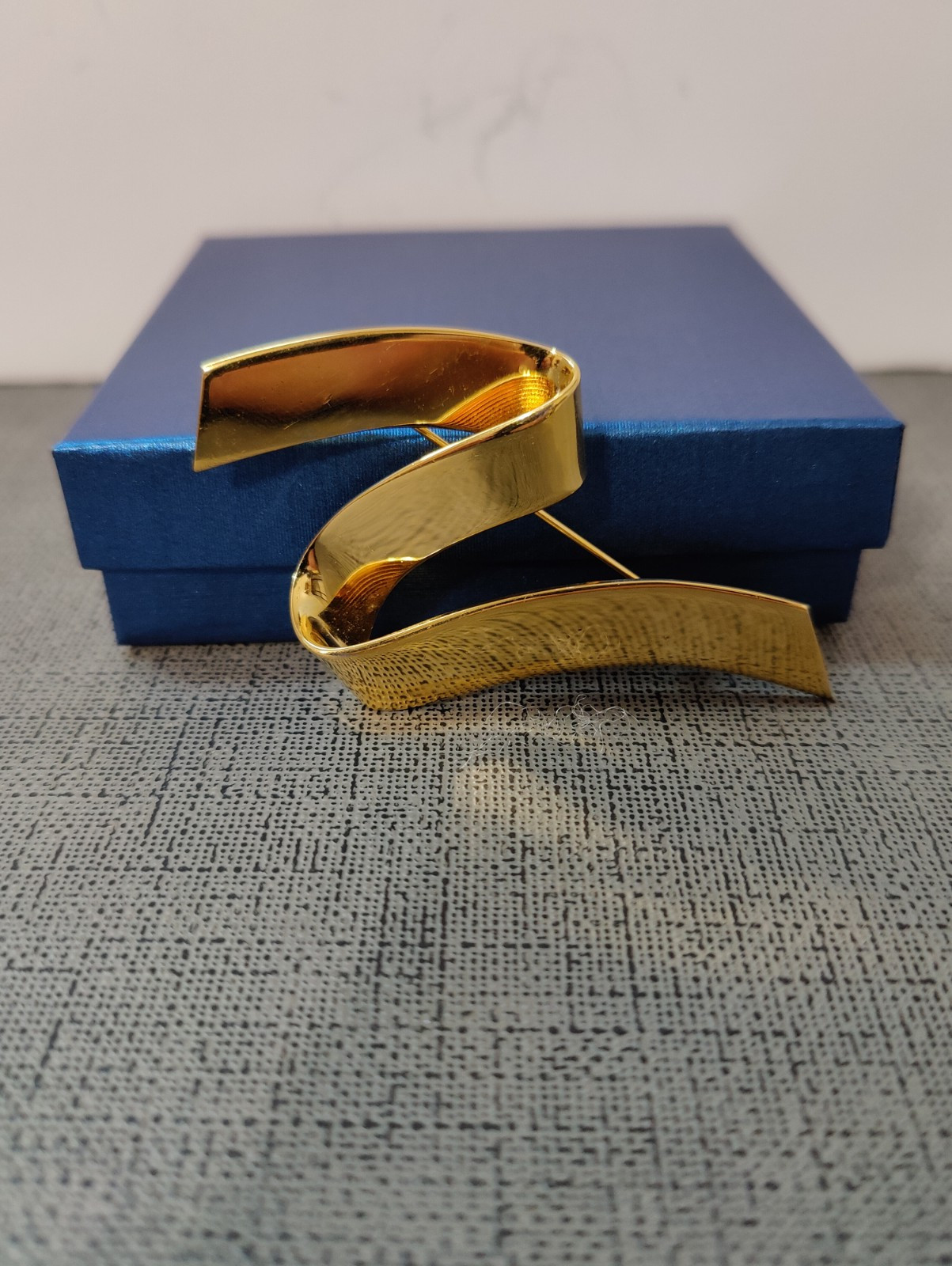 VINTAGE MONET SWIRL RIBBON BROOCH GOLD TONE