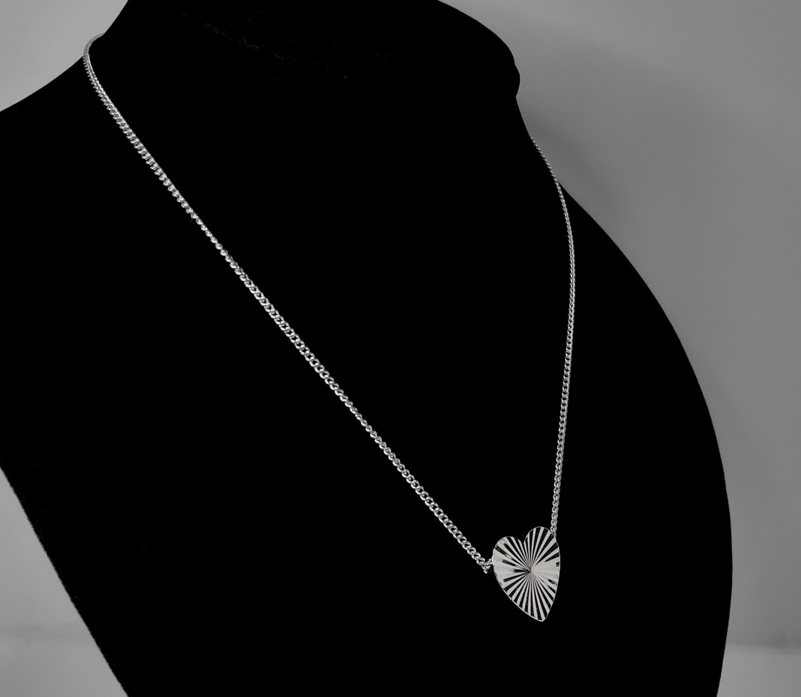 RARE Vintage signed SARAH COVENTRY Diamond Cut Heart Silvertone Pendant Necklace
