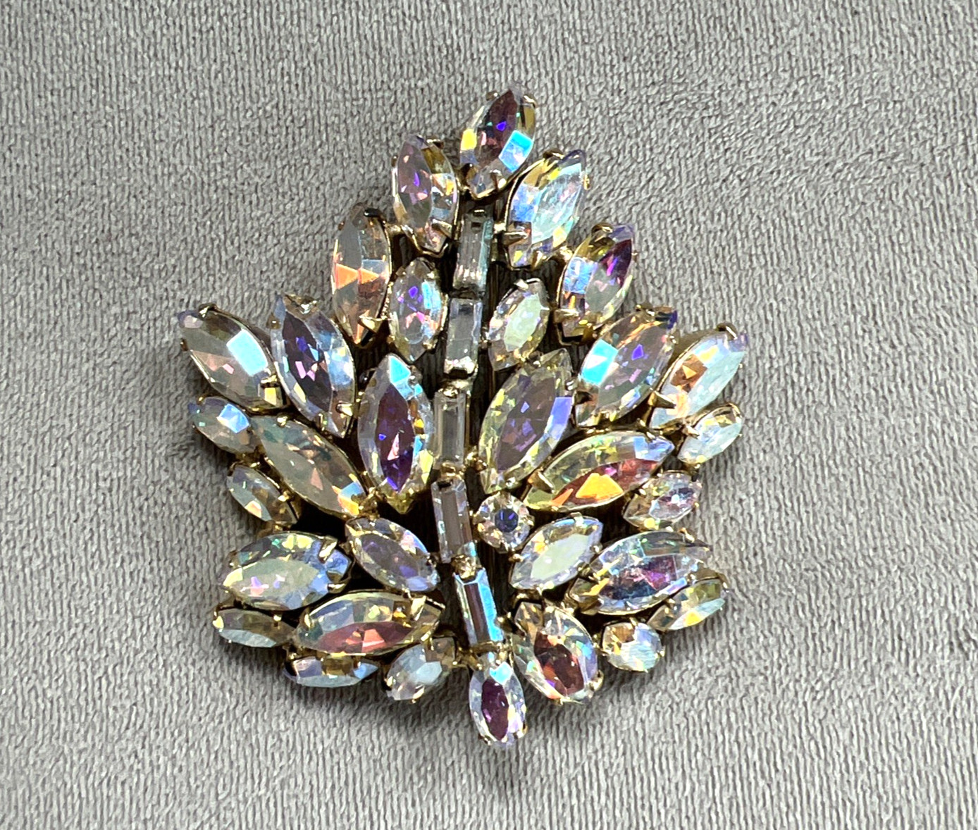 Vtg. 1940-60 SIGNED REGENCY AURORA BOREALIS RHINESTONE LEAF BROOCH & EARRING SET