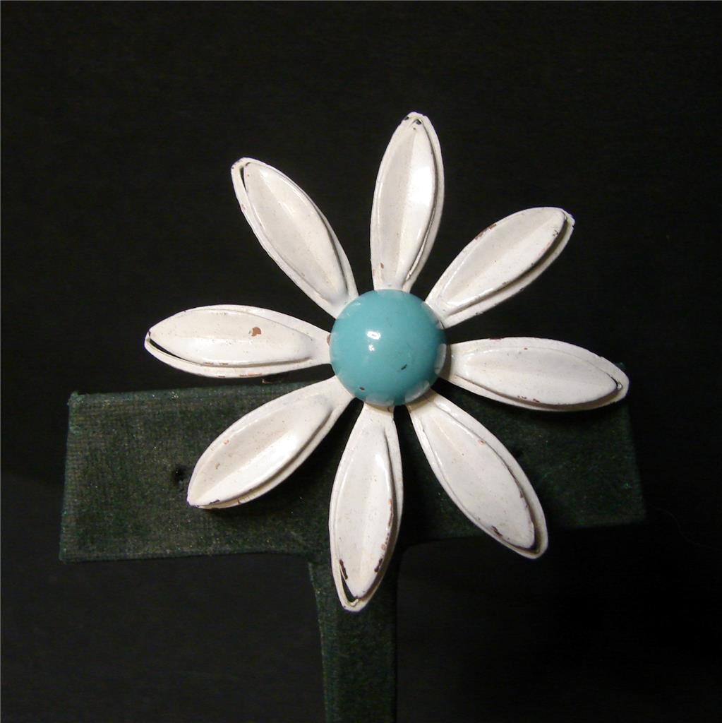 Vintage Retro 60’s White Enamel Metal Cout Out Petals Daisy Flower W Blue READ