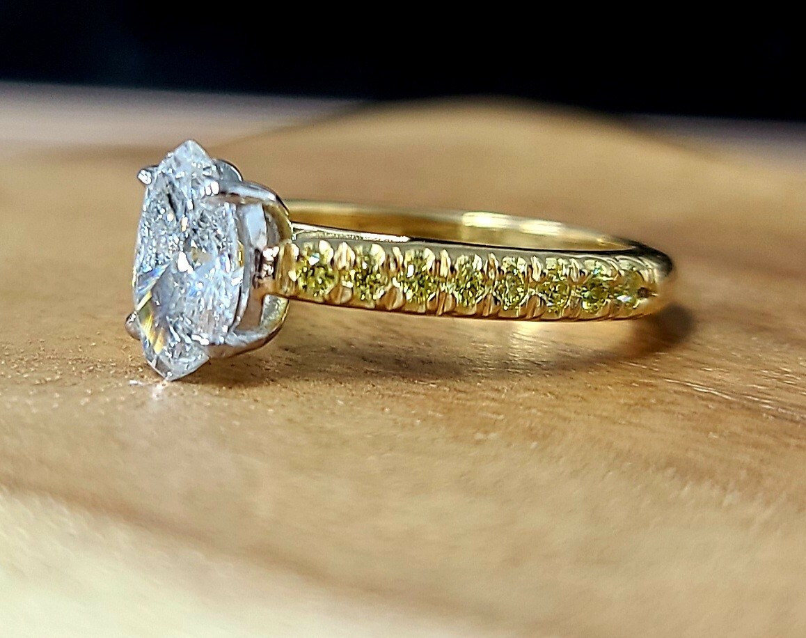 18k yellow gold 1.05ct. natural marquise Diamond Engagement ring