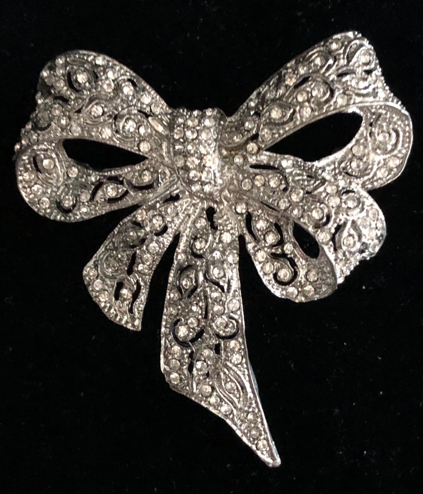 VINTAGE VICTORIAN TRADING CO. RHINESTONE BROOCH PENDANT SILVER TONE BOW