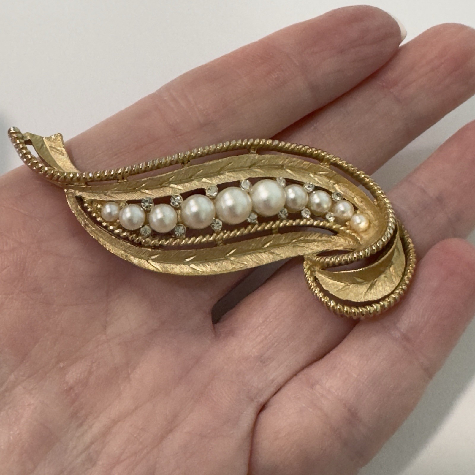 Vintage Crown Trifari Swirl Ribbon with Pearl & Rhinestone Brooch Gold Signed