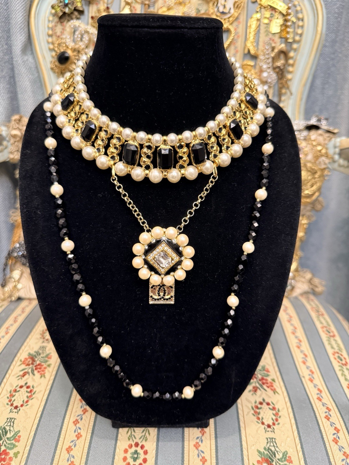 „Midnight Paris – Layered Black & Gold Vintage Statement Set”