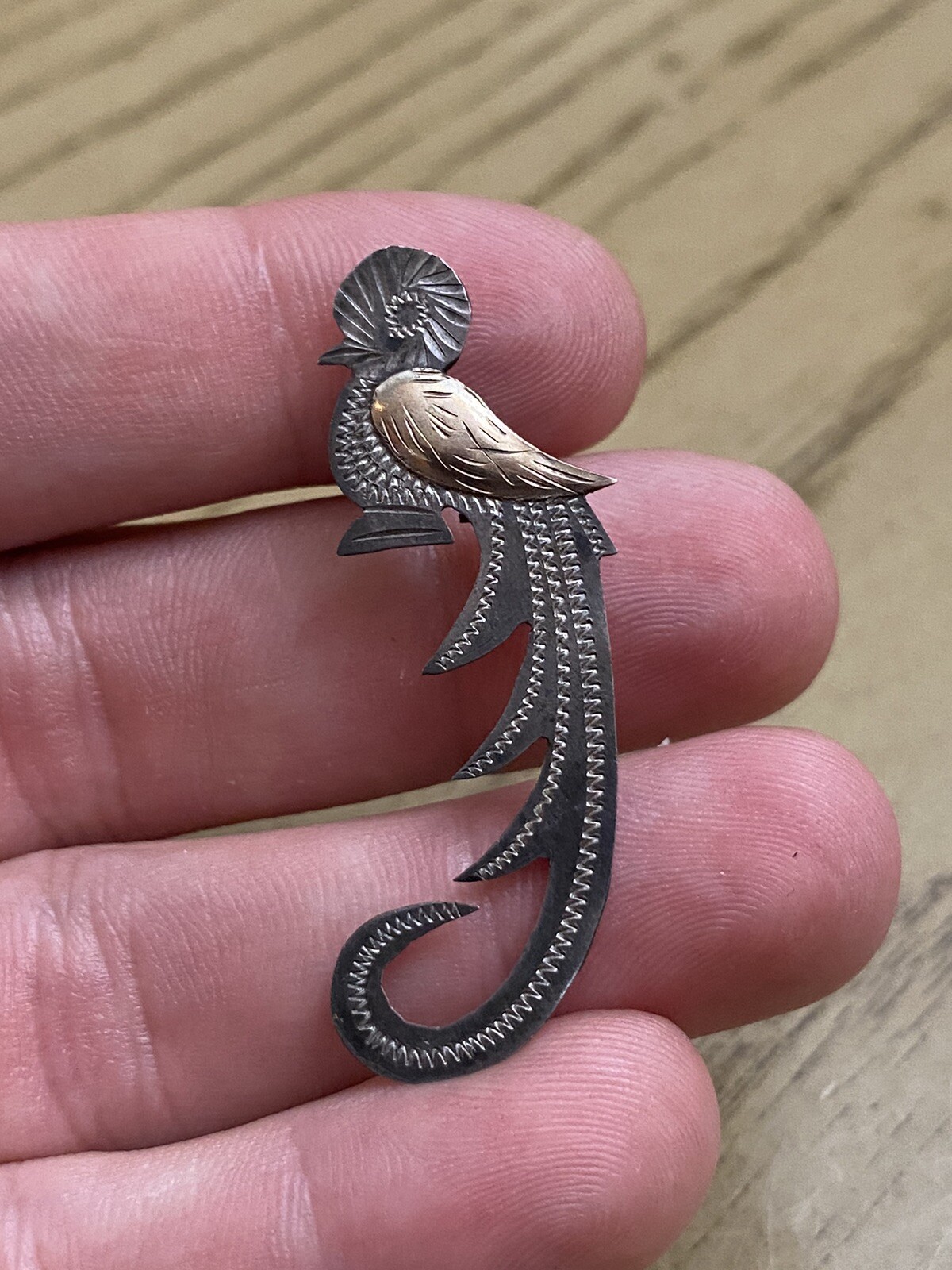 VINTAGE GUATEMALA 900 STERLING SILVER SIGNED ETCHED QUETZAL BIRD BROOCH PIN