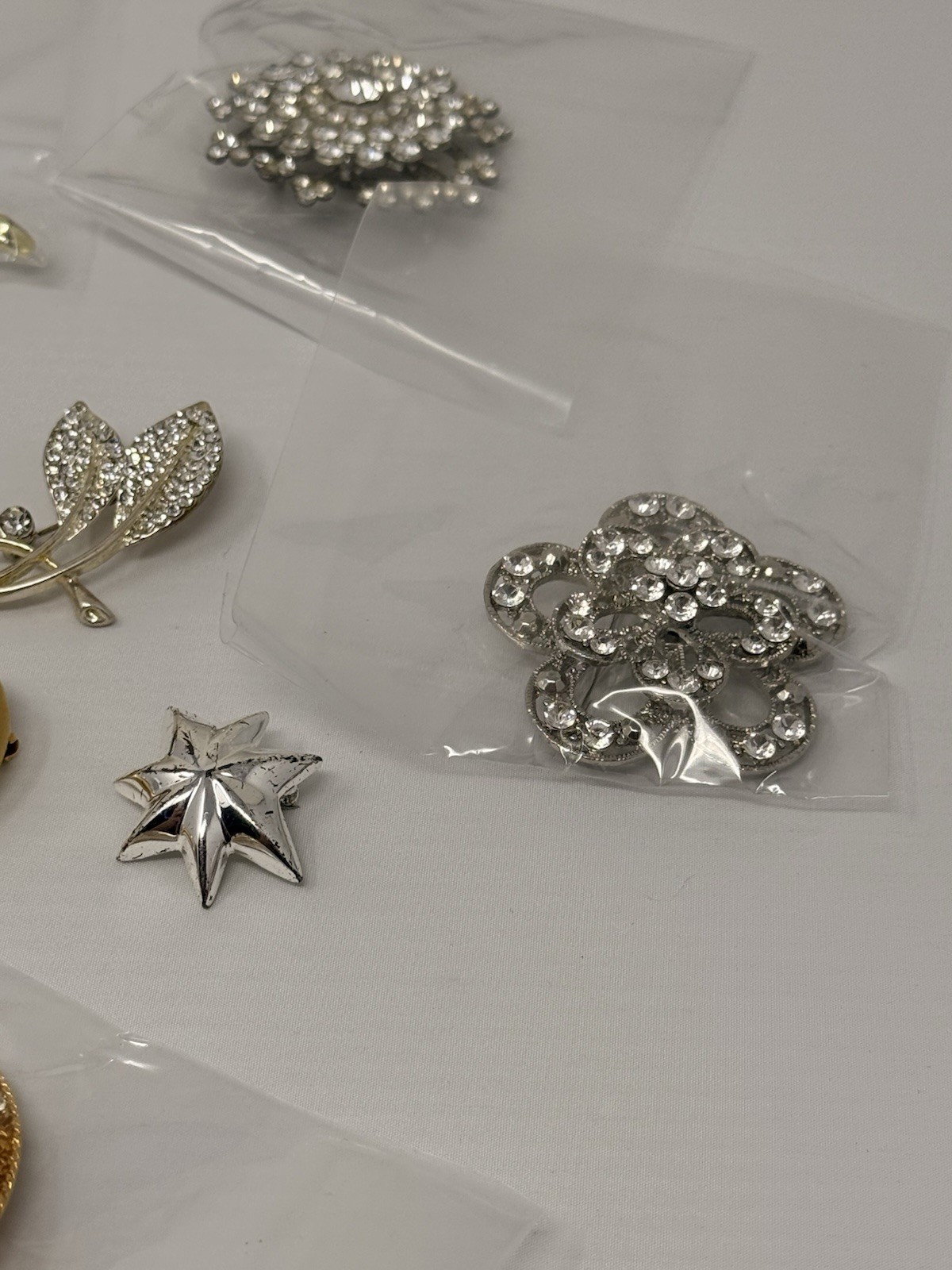 Lot Of 14 Brooches Flower Hearts Wood Rhinestone Brooch Pin Set