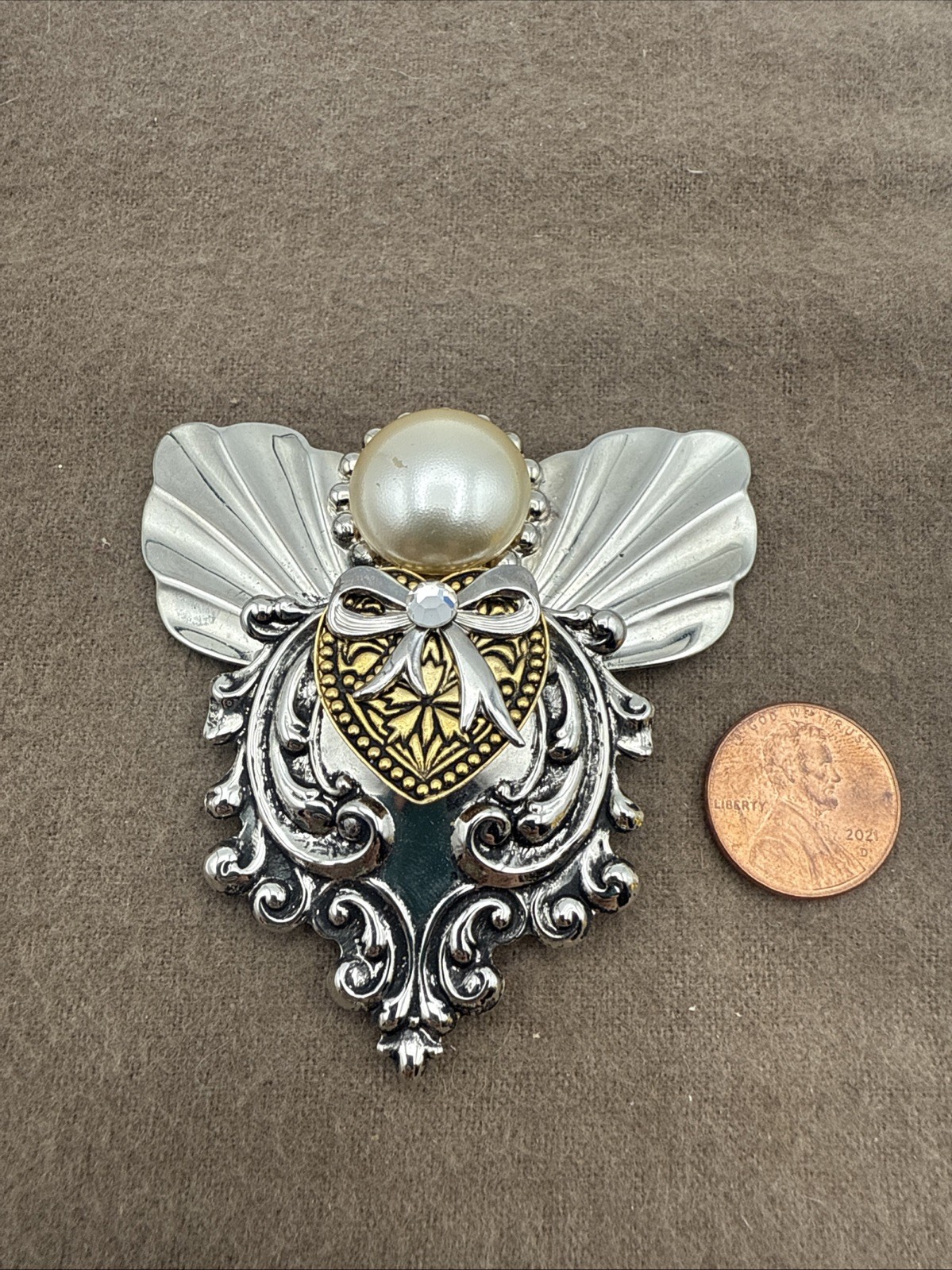 Vintage Jewelry Signed JANE Ornate Heart And Bow BROOCH PIN Faux Pearl