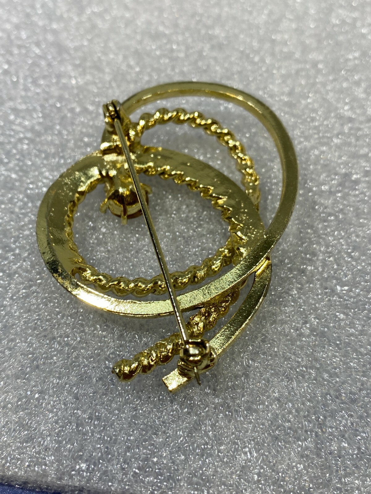 Vtg Clear Glass Rhinestone Gold Tone Loopy Rope Texture & Smooth Curl Brooch Pin