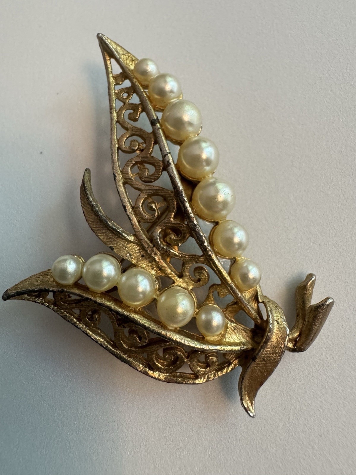 Vtg Unsigned Gold Tone Faux Pearl Botanical Leaf Spray Pin Brooch Distressed