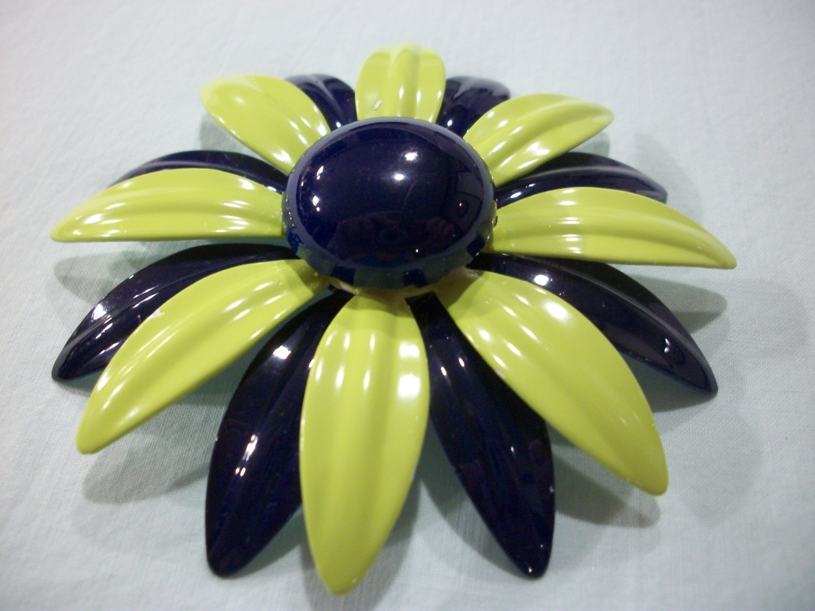 ViNTaGE NaVy BLuE/LiMe GReeN MeTaL ENaMeL HuGe 3″ DAiSy/FLoWeR PiN/BRooCH
