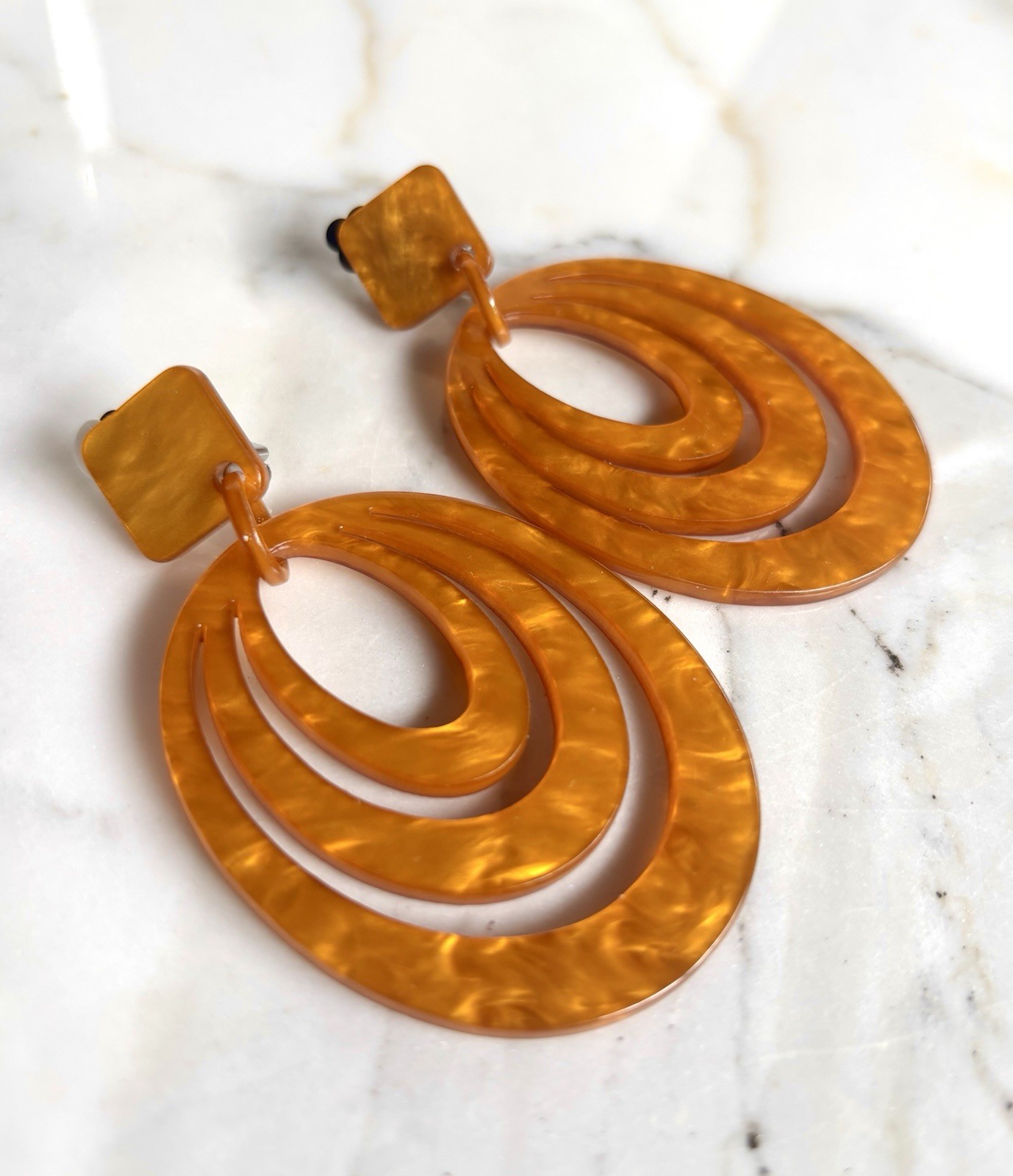 DESIGNER AMBER MARBLED RESIN 3.2 in MASSIVE RETRO 70s HOOPS CLIP ON EARRINGS NEW