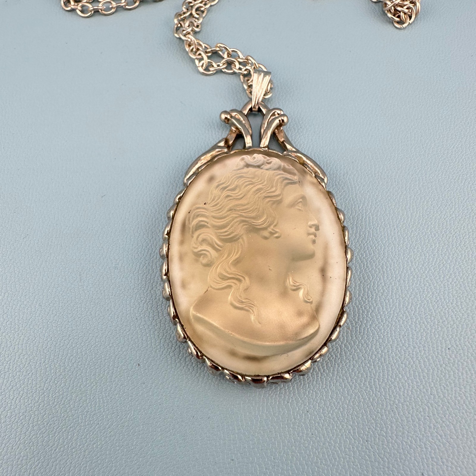 Vintage Frosted Opaque Glass Cameo Pendant Necklace Silver Tone Off White 28″
