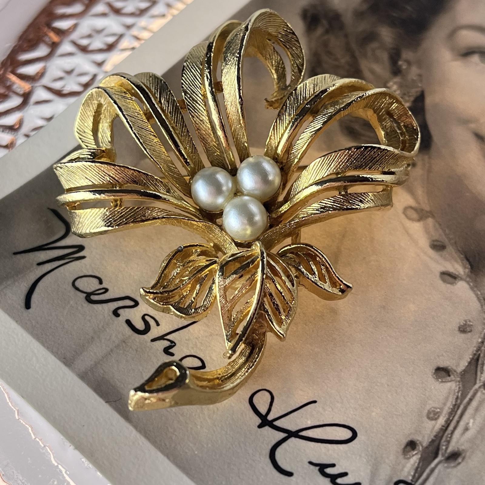Vtg Lisner Gold Tone Brooch w/ Faux Pearls – Floral Ribbon Design – 2” – 1950s