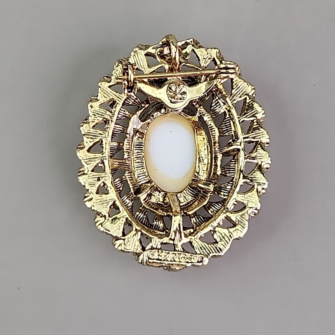 Vintage Cameo Brooch Pendant Lady Portrait Oval Gold Tone Textured Domed 1.5″