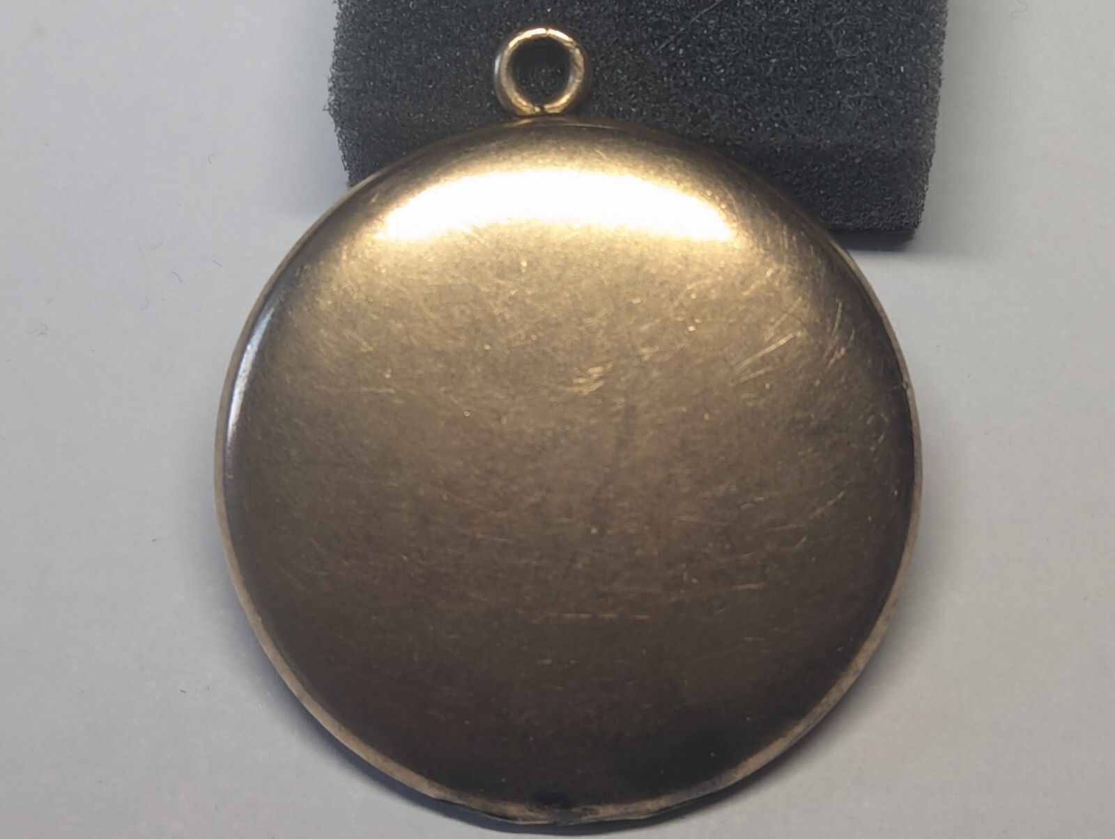 VINTAGE GOLD FILLED PHOTO PICTURE LOCKET PENDANT MONO ABOUT 1 10/16″ WIDE