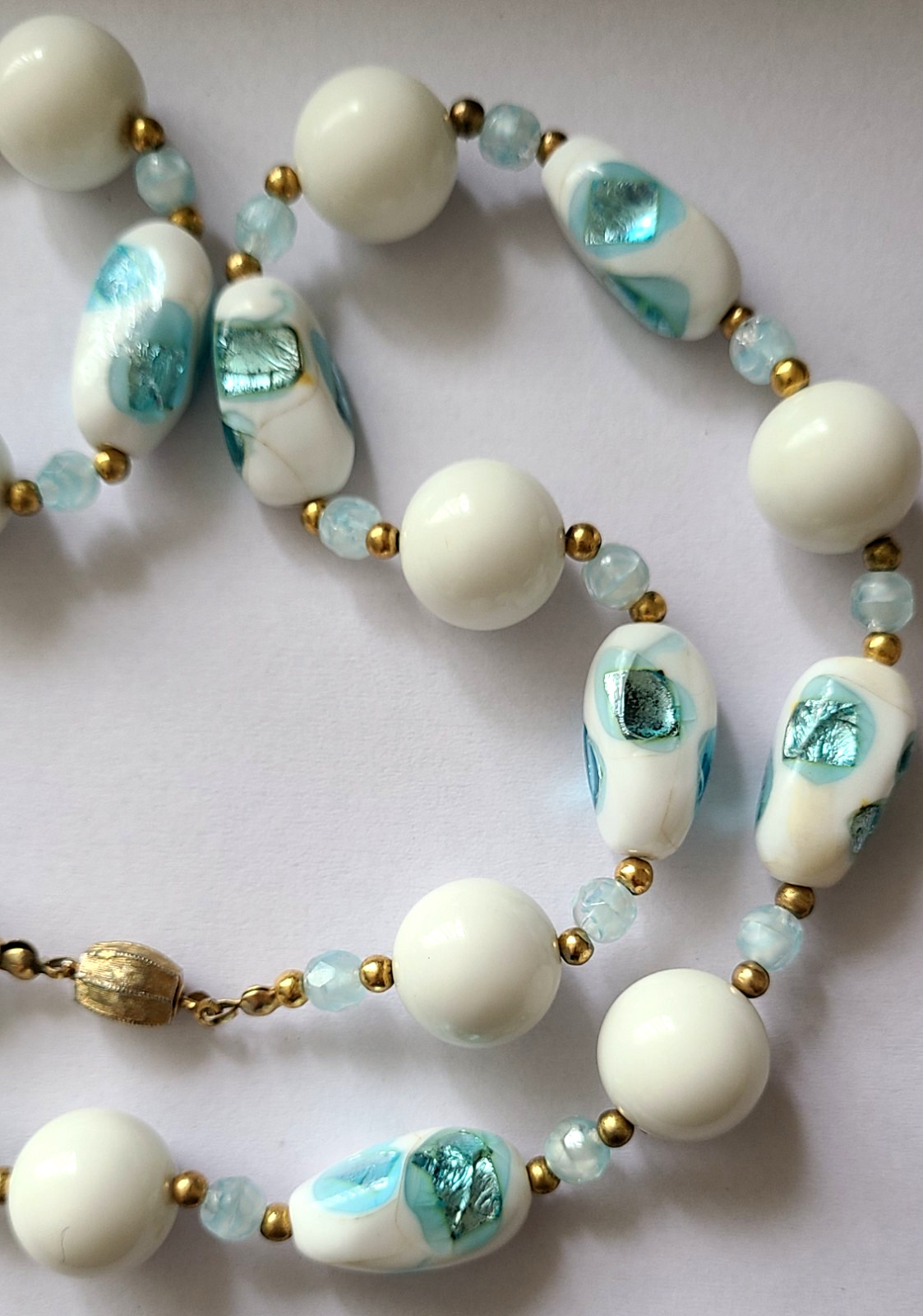 VINTAGE STUNNING VENETIAN STYLE MILK AQUA BLUE FOIL ART GLASS NECKLACE