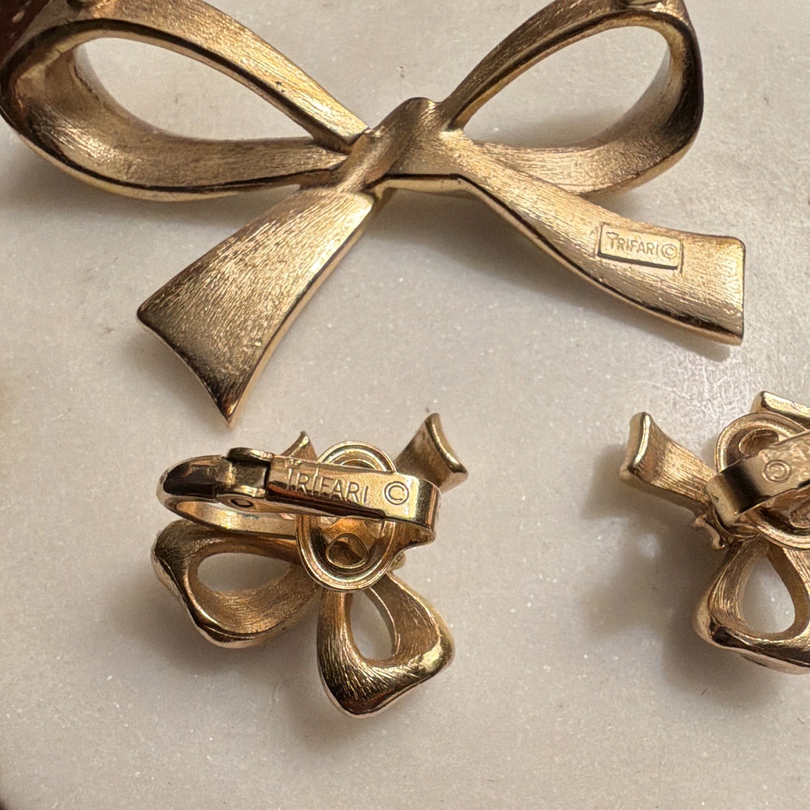 Trifari Signed Bow Jewelry Set Brooch & Clip-On Earrings Gold/White